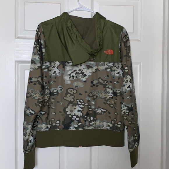 The North Face Women’s Windbreaker Size small Camo - Picture 2 of 7